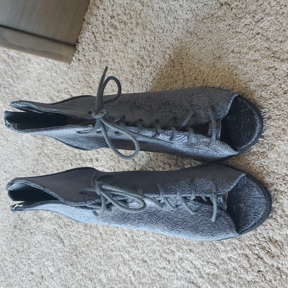 Open toed booties - Picture 4 of 7